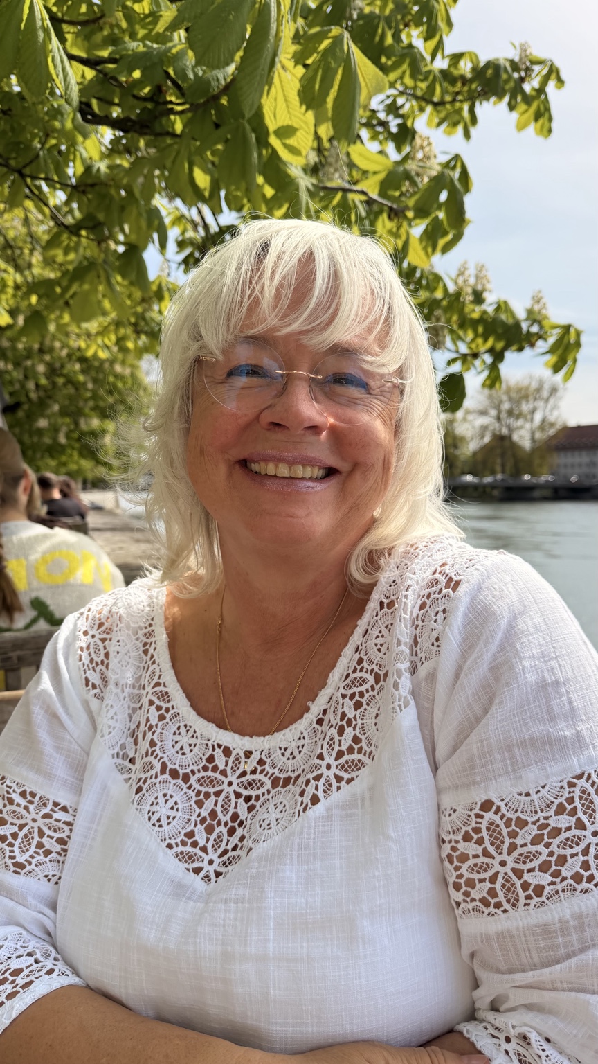 Porträt von Susanne Maier im Freien am Wasser